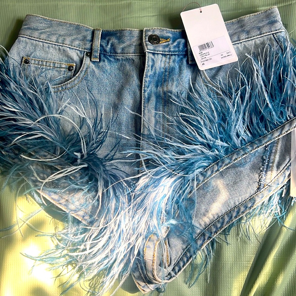Area feather shorts